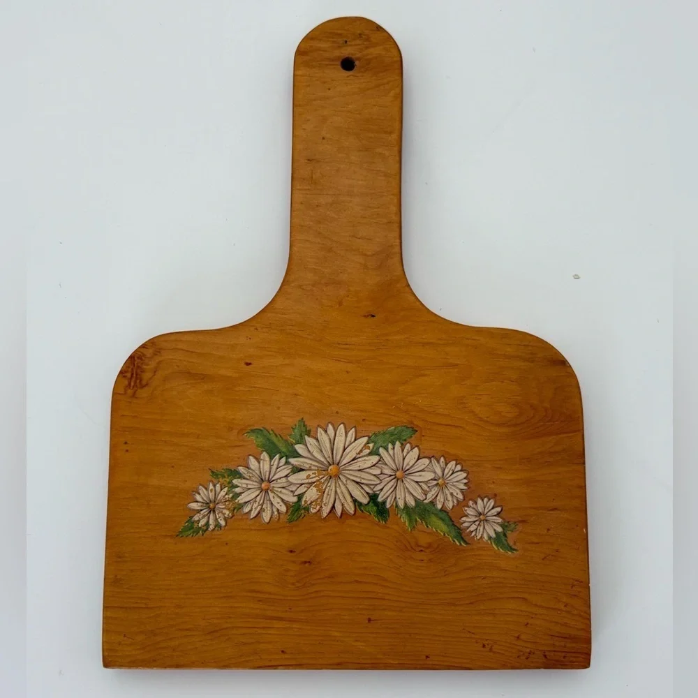 Vintage Wooden Cutting Board with Diasy Design